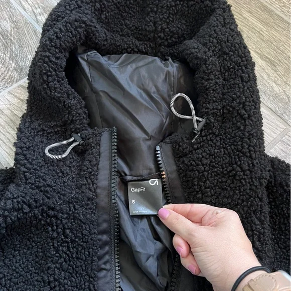 Gap Fit Women’s Sherpa Jacket, Black Zipper Closure, Size Small - Picture 10 of 10